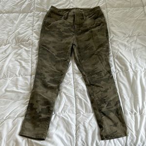 Universal Thread camouflage high rise skinny crop Size 8